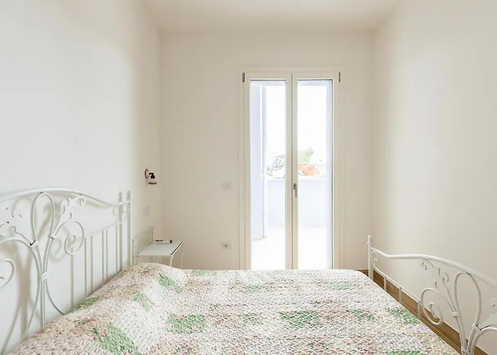 Appartamento A Due Passi Dal Mare, Con Ampio Giardino *