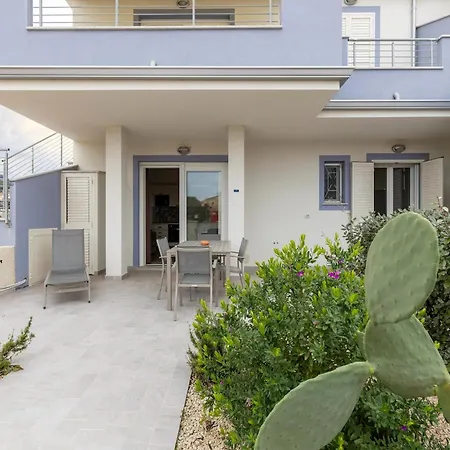 A Due Passi Dal Mare, Con Ampio Giardino *