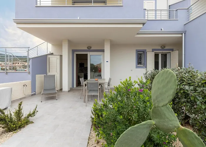 A Due Passi Dal Mare, Con Ampio Giardino *